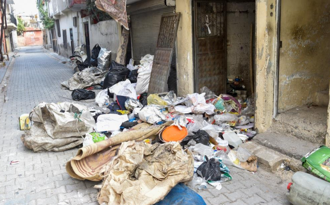 Adana'da Bir Evden Kamyon Kamyon Çöp Çıktı (2)