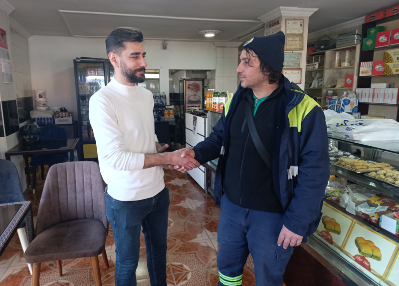 Adana'da Bir Işçi Parkta Bulduğu Telefonu Ilan Asarak Sahibine Ulaştırdı (3)