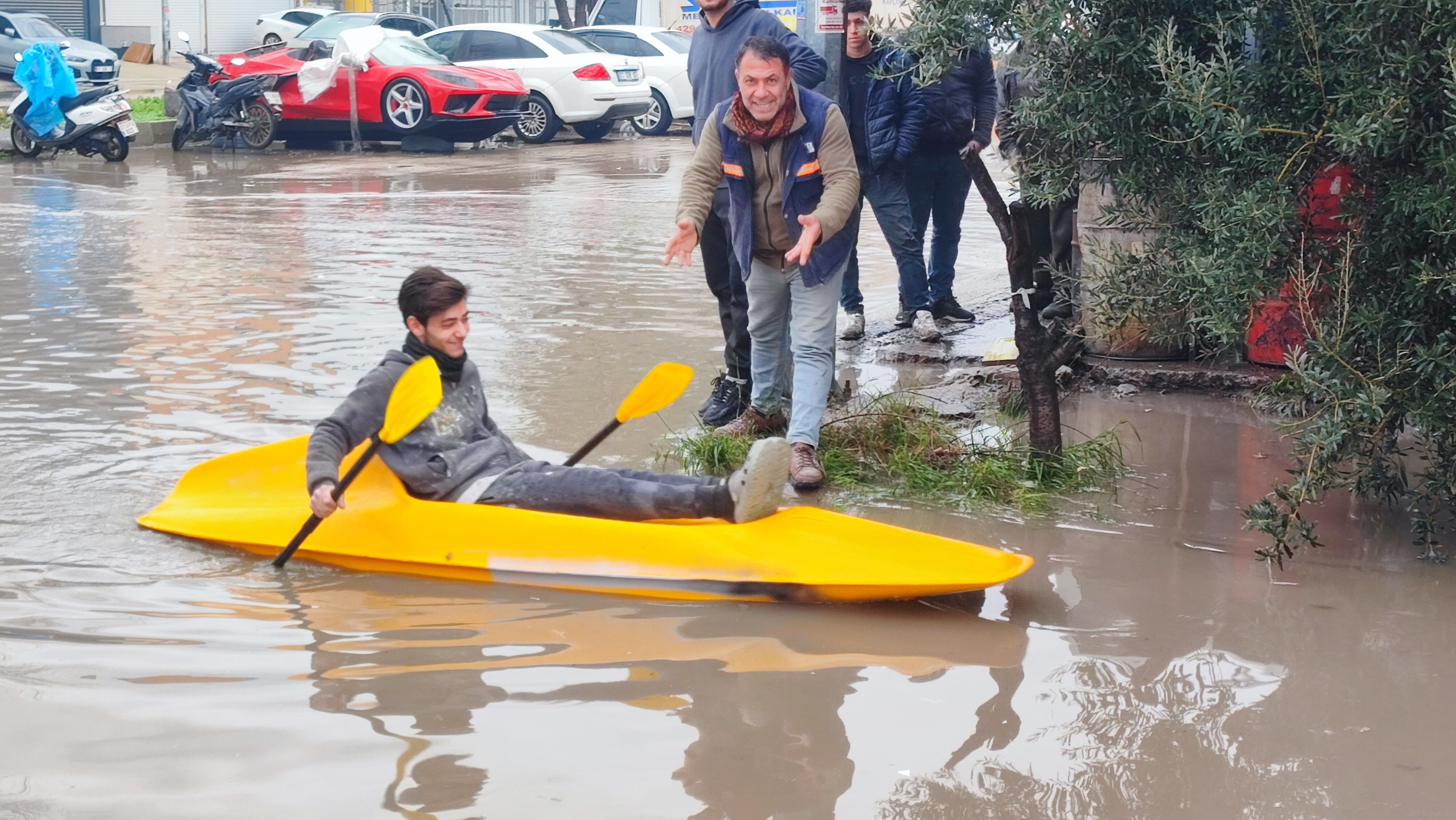 Adana'da Bir Vatandaş Yağmur Suyunda Kano Sürmeyi Öğrendi (2)