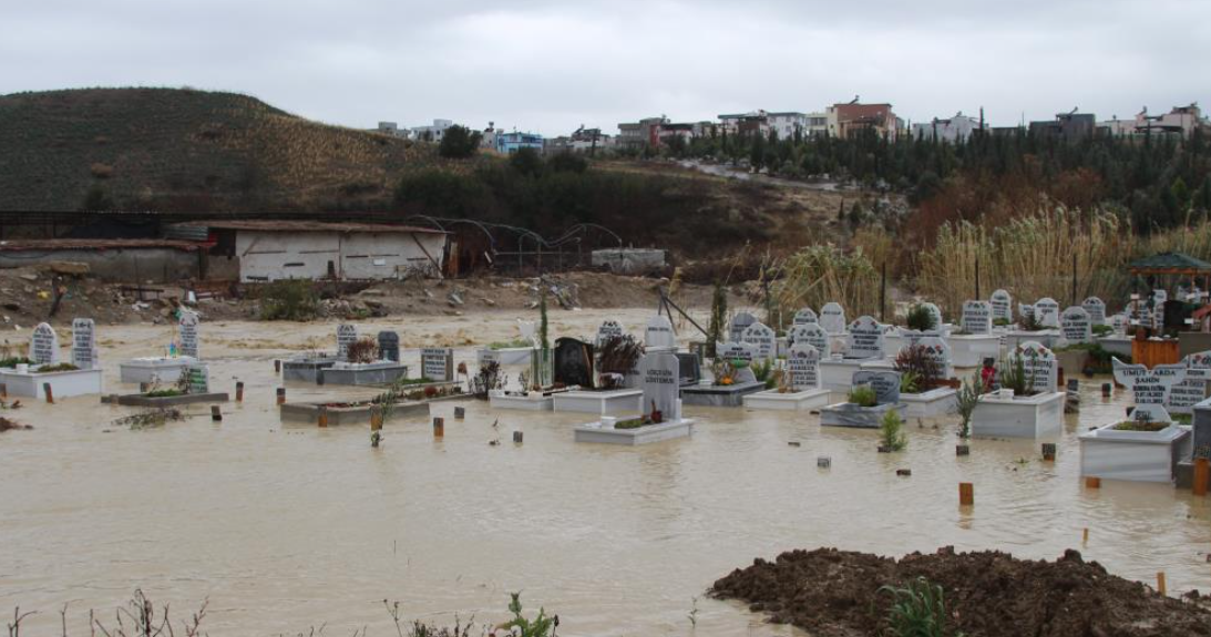 Adana’da Kanal Taştı, Mezarlık Sular Altında Kaldı (2)