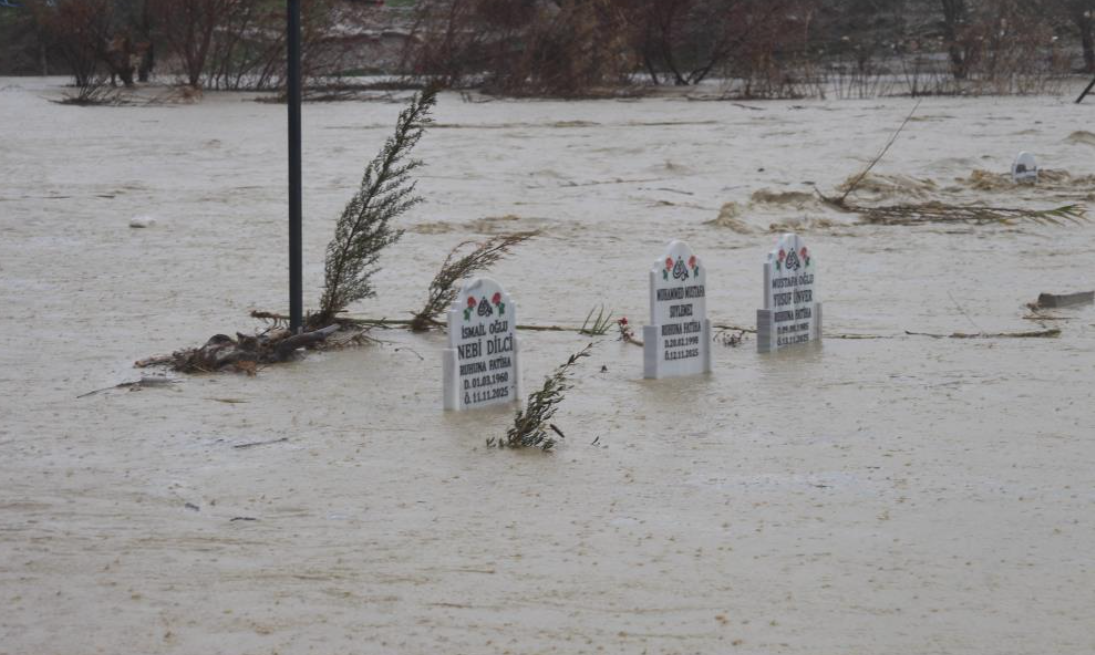 Adana’da Kanal Taştı, Mezarlık Sular Altında Kaldı (4)