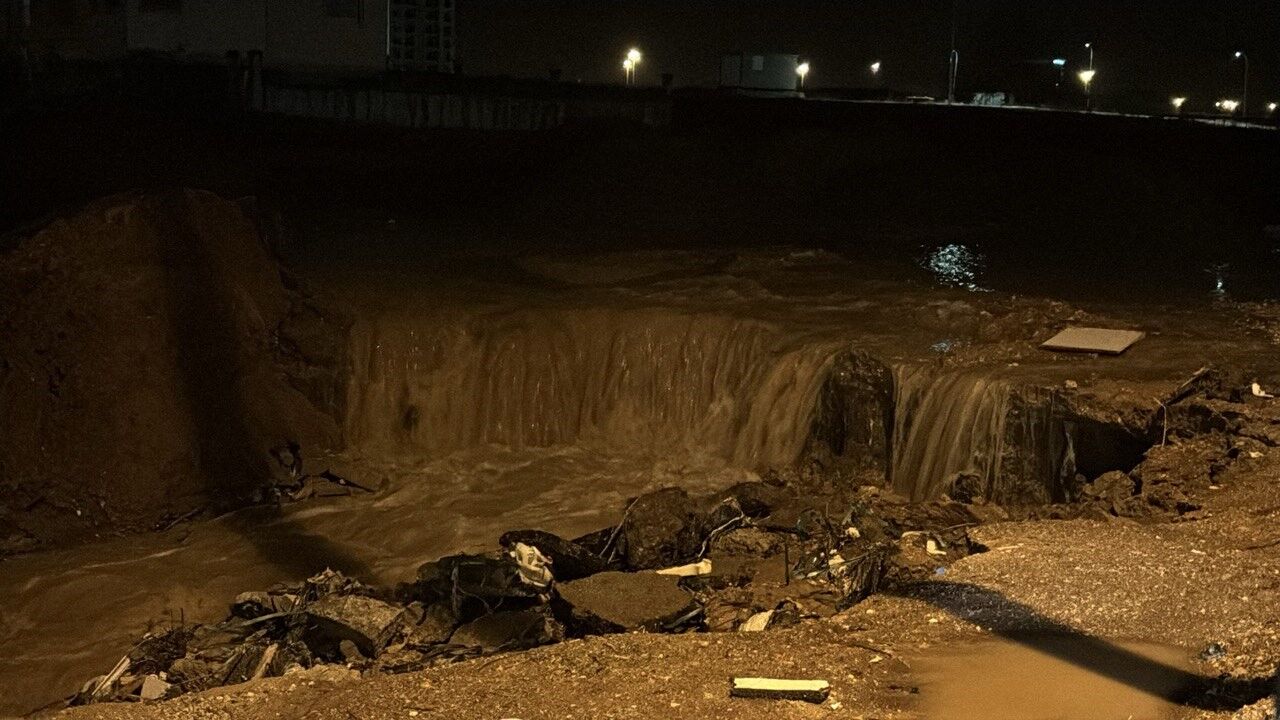 Adana’da Sağanak Etkisi Cadde Göle Döndü, Araçlar Yolda Kaldı (1)-1