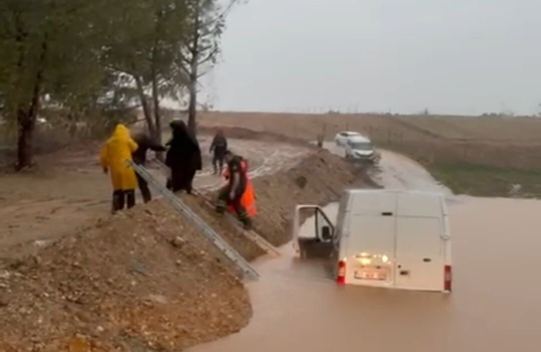 Adana'da Sağanak Yağış Hayatı Felç Etti (2)
