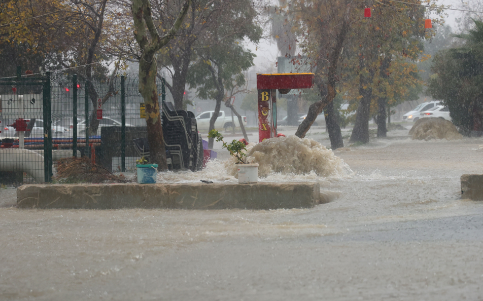 Adana'da Sağanak Yağış Hayatı Felç Etti Araçlar Mahsur Kaldı (2)