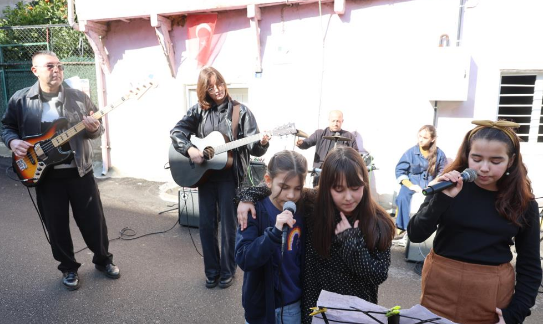 Barış Manço Adana'da Çocukluğunun Geçtiği Evin Önünde Anıldı (2)