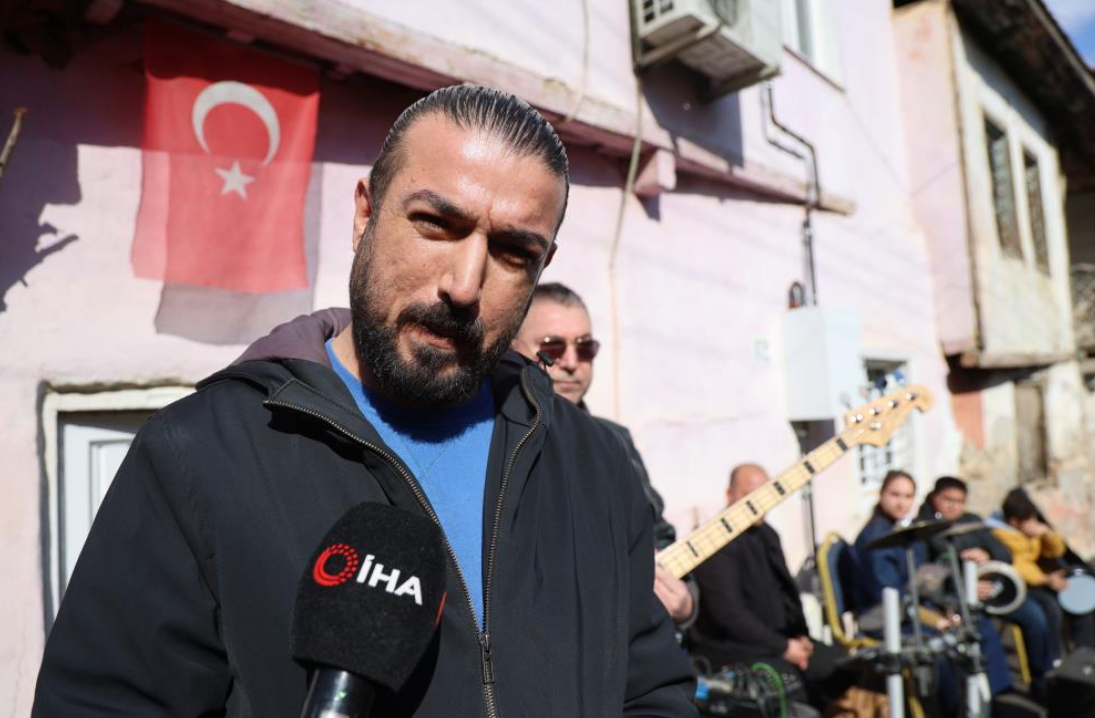 Barış Manço Adana'da Çocukluğunun Geçtiği Evin Önünde Anıldı (3)