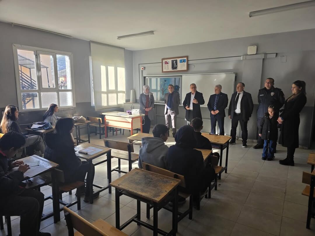 Başkan Dal, Saimbeyli’de Karne Sevinci Yaşayan Öğrencilerle Buluştu (2)