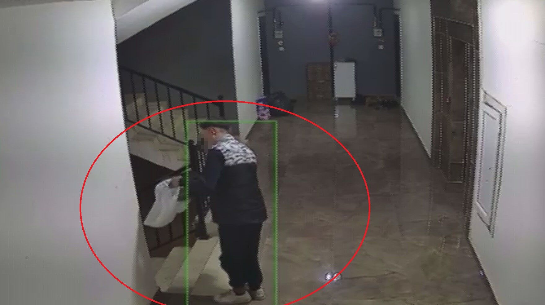 Bir Grup Genç Girdikleri Apartmanda Daire Önündeki Ayakkabıları Çaldı (1)-1