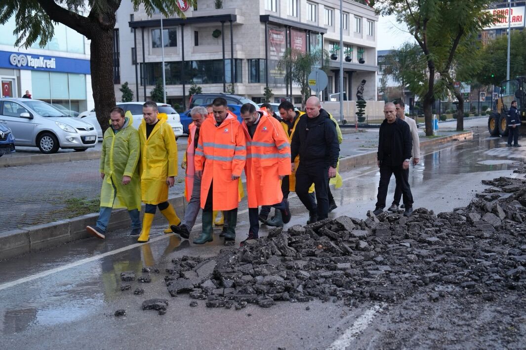 Çukurova Belediyesi’nden Yağışa Anında Müdahale (1)