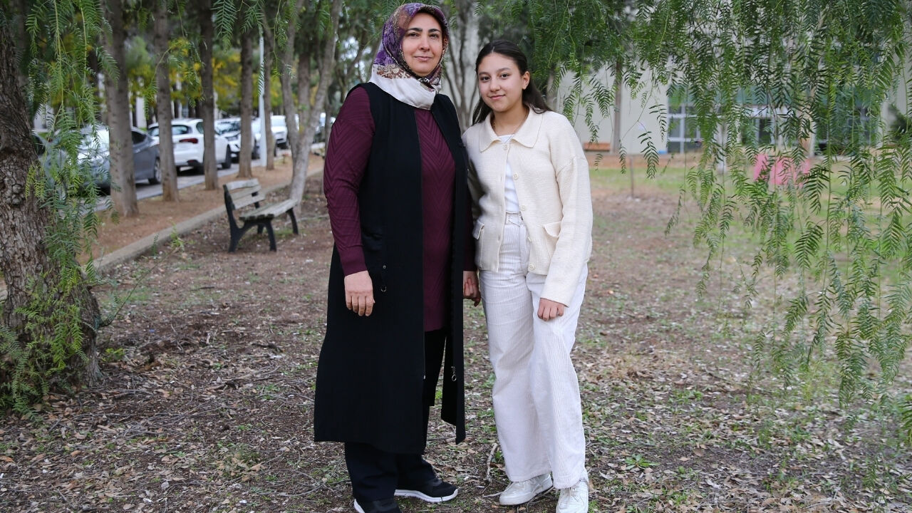 Depremde Ailesini Kaybeden Aysima, Proteziyle Hayata Tutundu