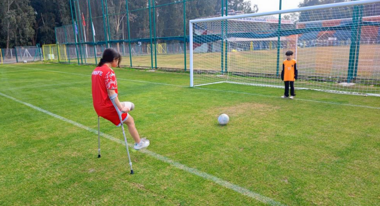Depremzede Tuğba, Protez Bacağıyla Yeşil Sahalara Çıktı (4)