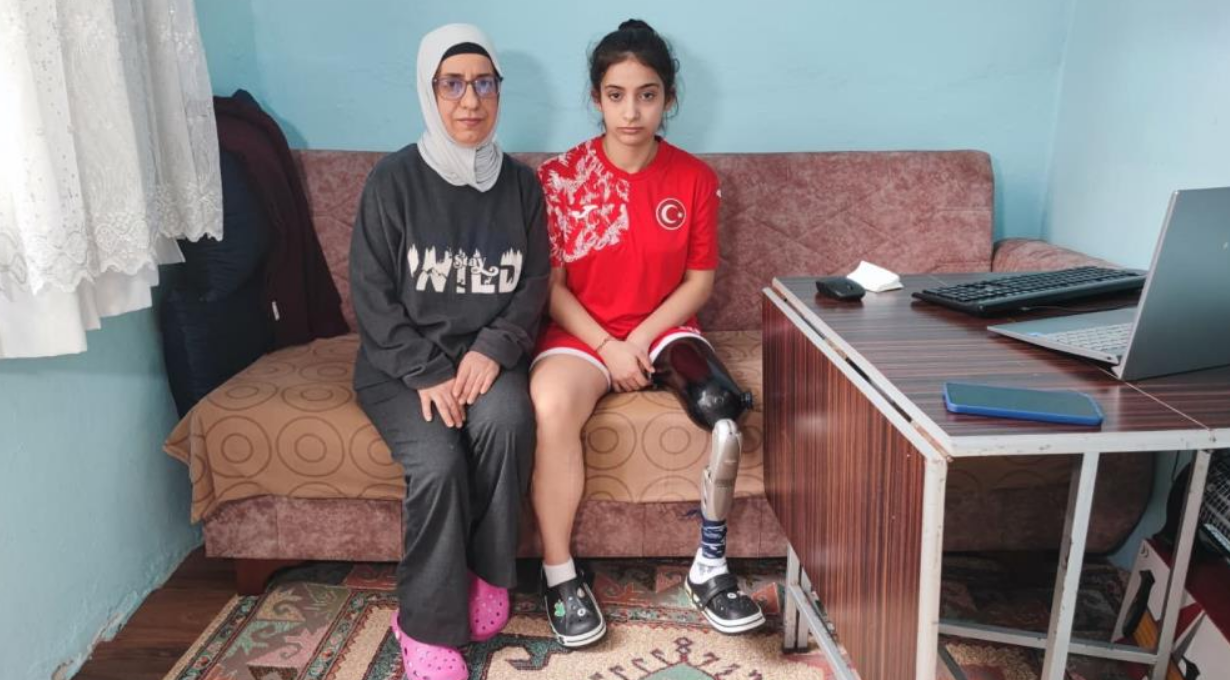 Depremzede Tuğba, Protez Bacağıyla Yeşil Sahalara Çıktı