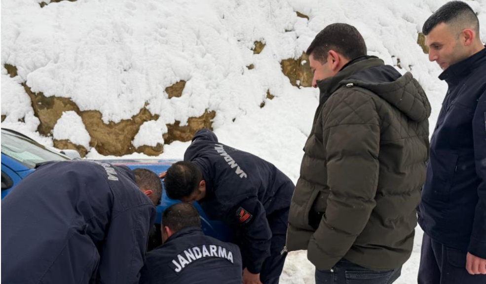 Feke’de Kar Seferberliği Mahsur Kalanlara Sıcak Çorban Ikramı (2)