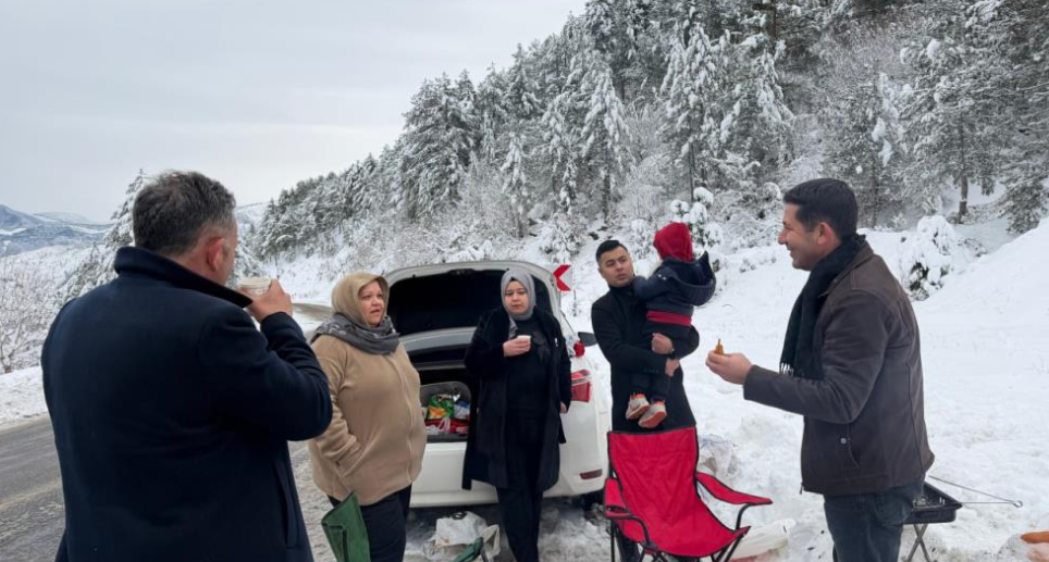 Feke’de Kar Seferberliği Mahsur Kalanlara Sıcak Çorban Ikramı (3)