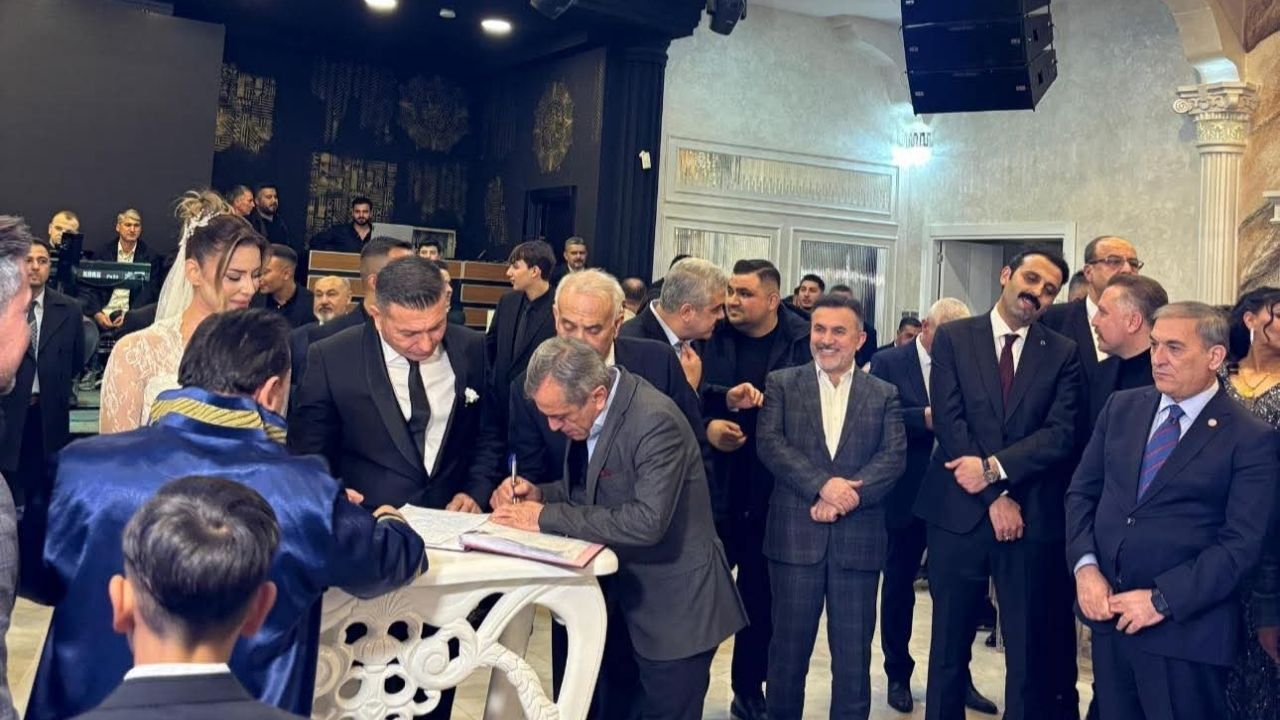Karaisalı Belediye Başkanı Bekir Şimşek Ile Mukaddes Çölkesen Görkemli Bir Düğünle Evlendi