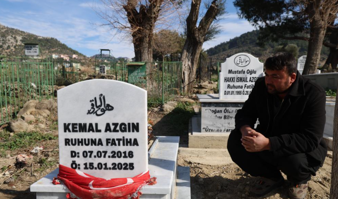 Karne Gününde Evlat Acısı Baba Oğlunun Kabrinde Gözyaşı Döktü (1)