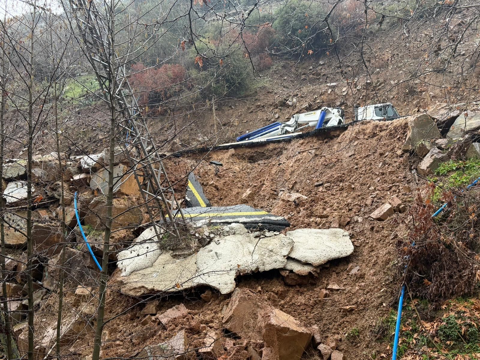 Sağanak Yağış Yolda Göçüğe Neden Oldu, Köy Elektriksiz Kaldı (2)