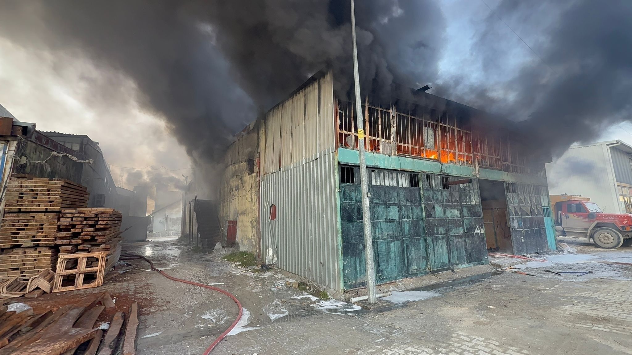 Sanayi Sitesinde Yangın Paniği Iş Yeri Küle Döndü2
