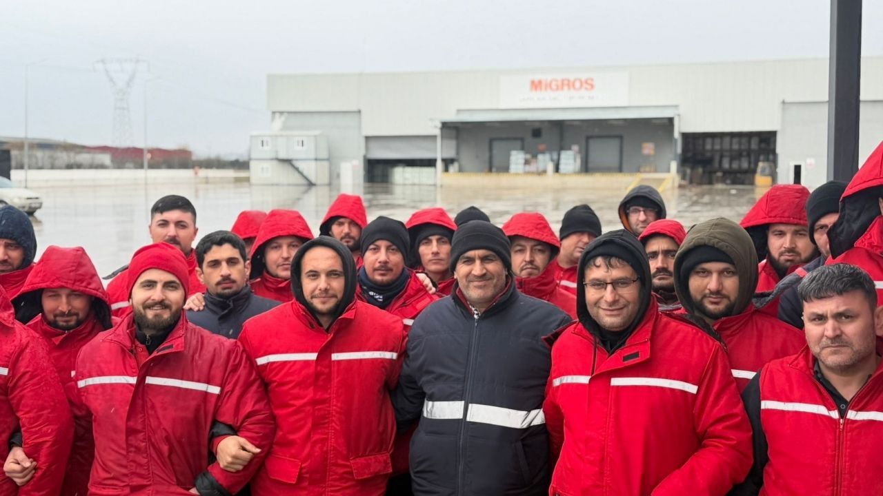 Sarıçam Migros Deposu’nda Grev Chp’li Meclis Üyelerinden Emekçilere Dayanışma Ziyareti (2)