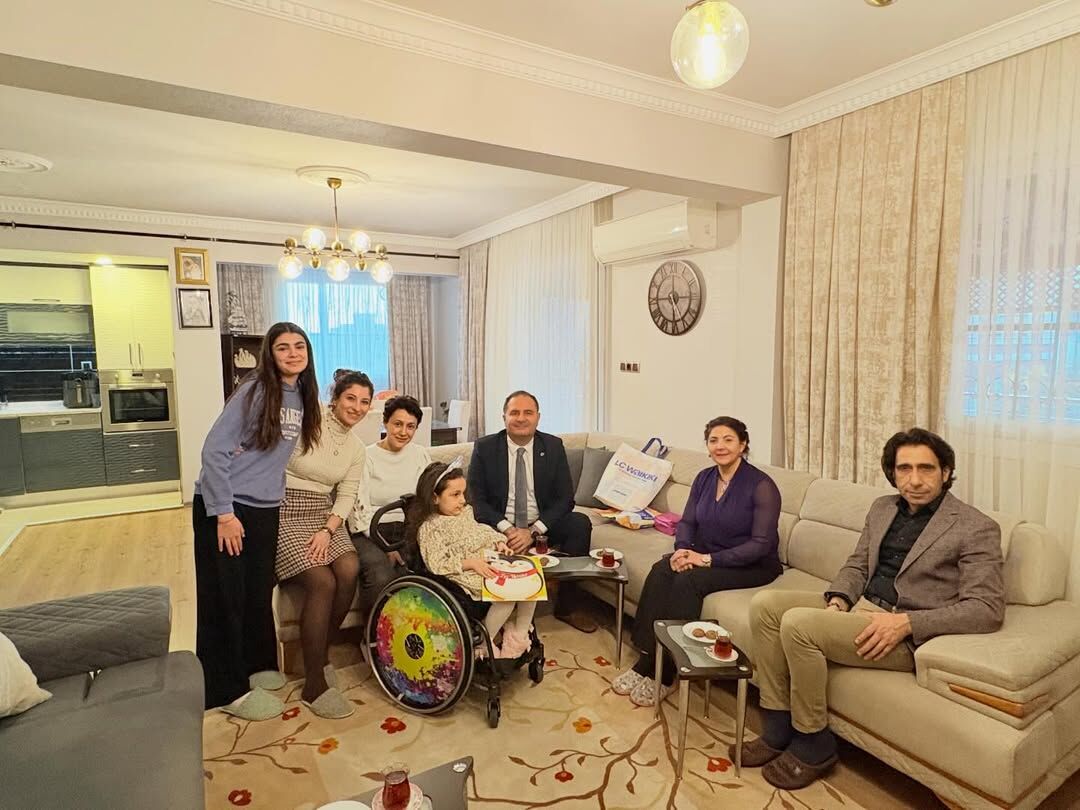 Seyhan’da Anlamlı Ziyaret Eliz Mira’nın Karnesi Evinde Takdim Edildi (1)