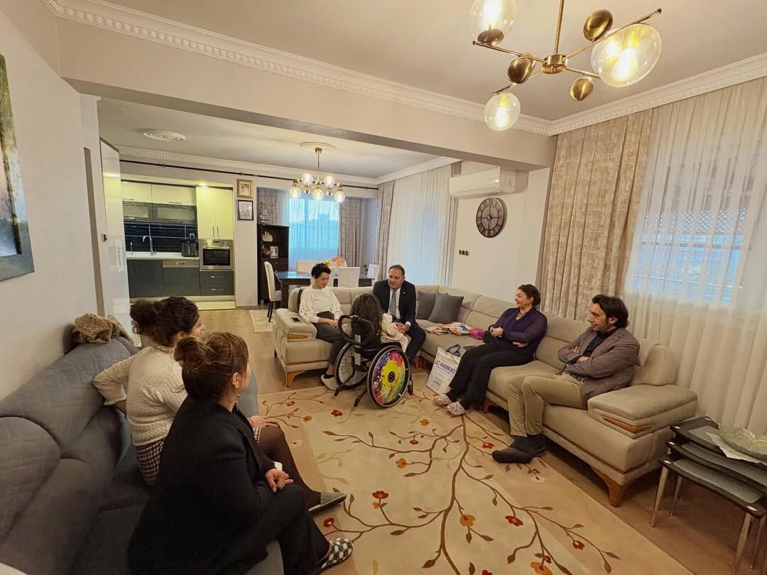 Seyhan’da Anlamlı Ziyaret Eliz Mira’nın Karnesi Evinde Takdim Edildi (2)