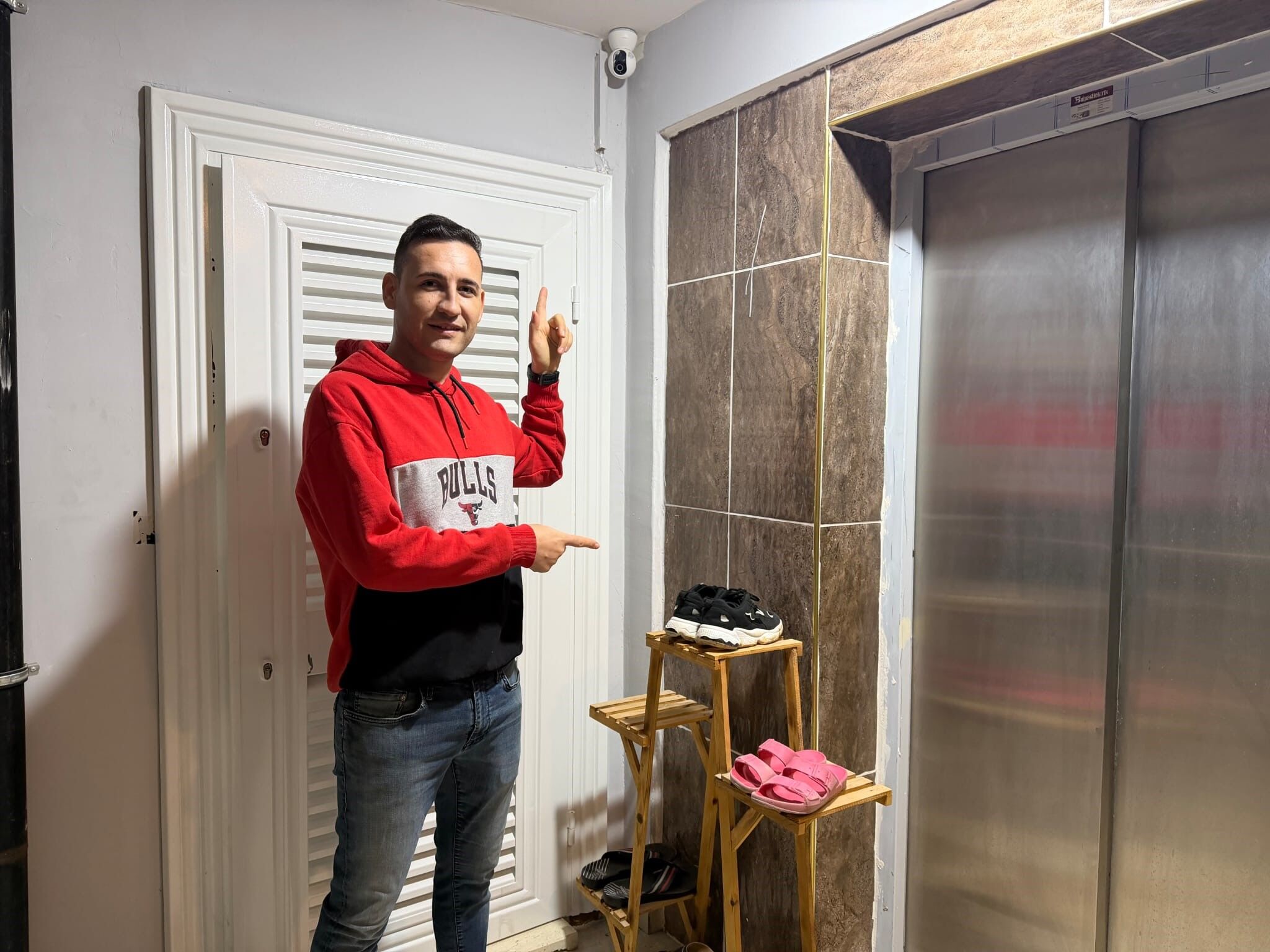 Sigara İçip Apartmana Girdiler, Beğendikleri Ayakkabıları Çalıp Gittiler (1)-1