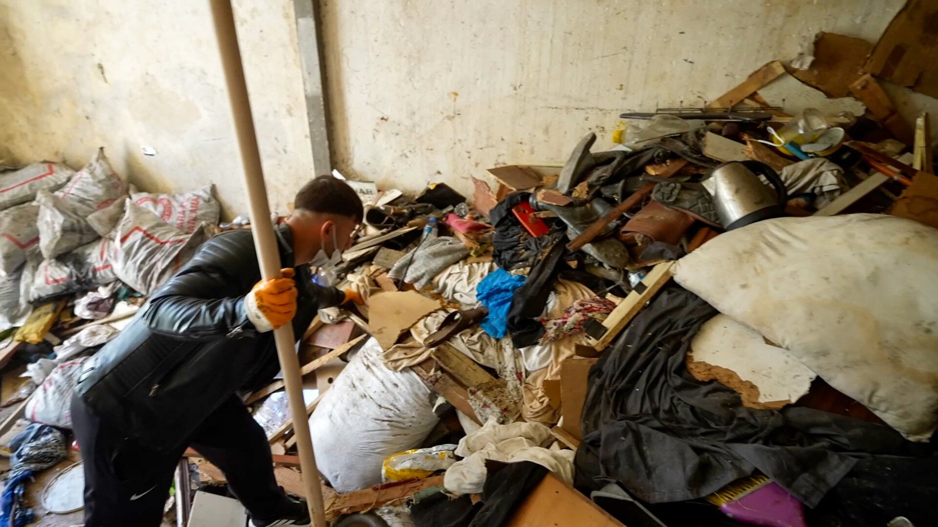 Tarsus'ta Kötü Koku Ihbarı Yapılan Evden 28 Kamyon Çöp Çıktı (2)