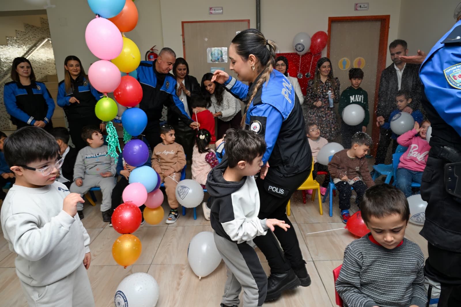 Toplum Destekli Polislerden Özel Öğrencilere Karne Sevinci Sürprizi (2)