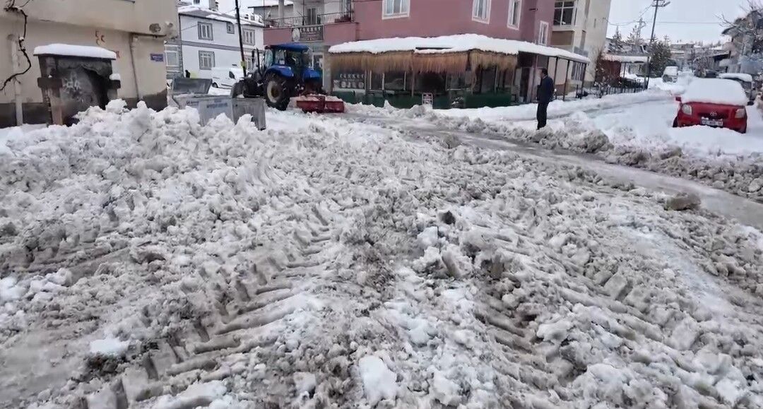 Tufanbeyli’de 40 Santimetreyi Bulan Kar Hayatı Durdurdu (2)