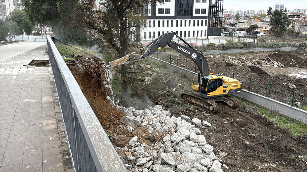 Adana’da Bir Dönem Kapandı 64 Yıllık Köprü Tarihe Karıştı (1)