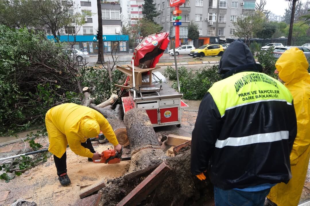 Adana’da Fırtına Sonrası Ekipler Teyakkuzda (3)