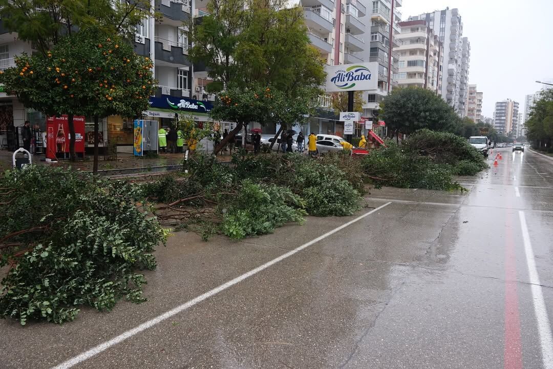 Adana Valiliği'nden fırtına uyarısı: Gece başlayacak, gün boyu sürecek!