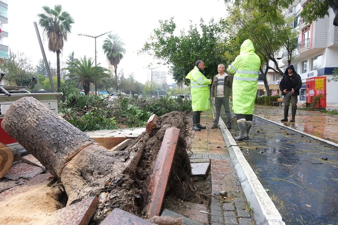 Adana’da Fırtına Sonrası Ekipler Teyakkuzda (6)