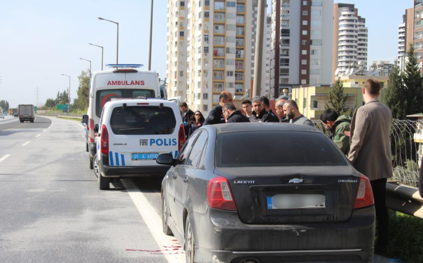 Adana'da Otoyol Kenarında Bulunan Bir Aracın Içinde Sır Gibi Ölüm (1)