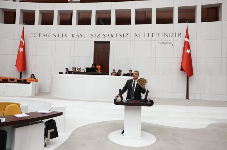 Barut Meclis Kürsüsüne Elinde Pide Ile Çıktı Geçim Krizine Tepki Gösterdi (1)