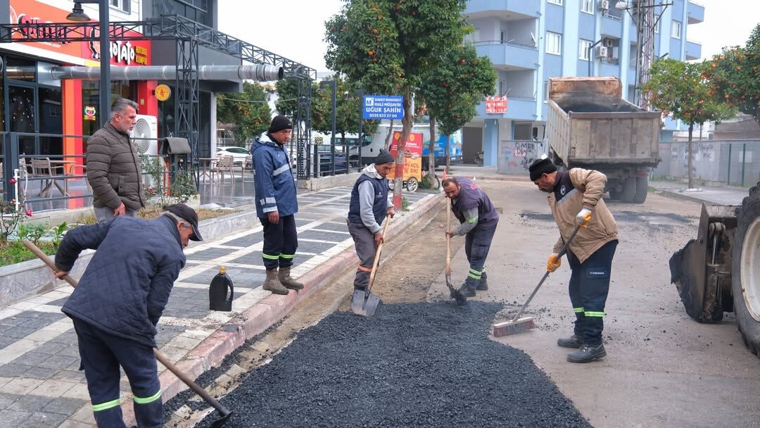 Ceyhan Belediyesi Sahada Camiler Temizleniyor, Yollar Onarılıyor (1)