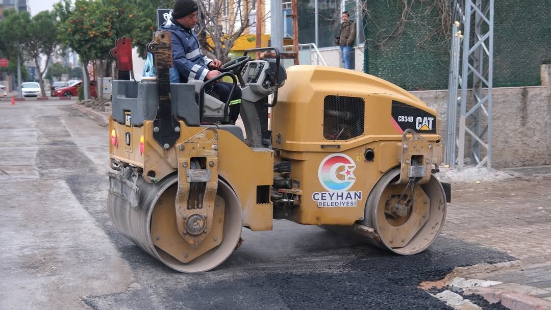 Ceyhan Belediyesi Sahada Camiler Temizleniyor, Yollar Onarılıyor (3)