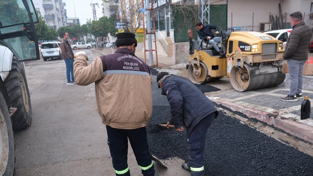 Ceyhan Belediyesi Sahada Camiler Temizleniyor, Yollar Onarılıyor (4)