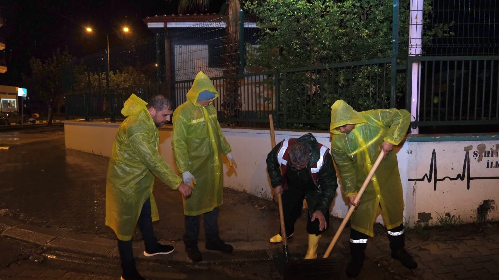 Ceyhan'da 40 Araç Ve 200 Personelden Gece Boyu Kesintisiz Mücadele (3)