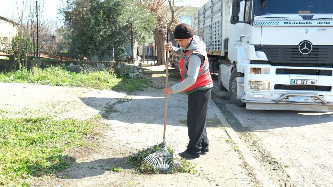 Ceyhan’da Temizlik Çalışmaları Hız Kesmeden Sürüyor (1)