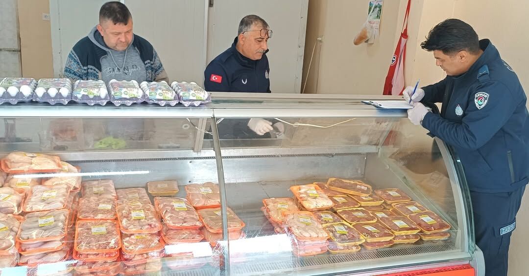 Ceyhan’da Zabıta Ekipleri Halk Sağlığı İçin Sahada (5)