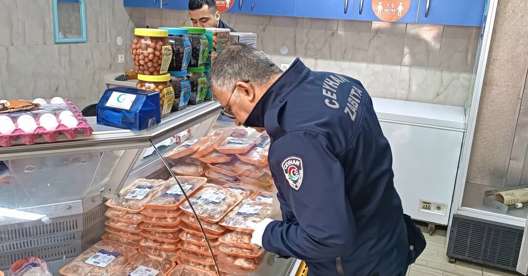 Ceyhan’da Zabıta Ekipleri Halk Sağlığı İçin Sahada (6)