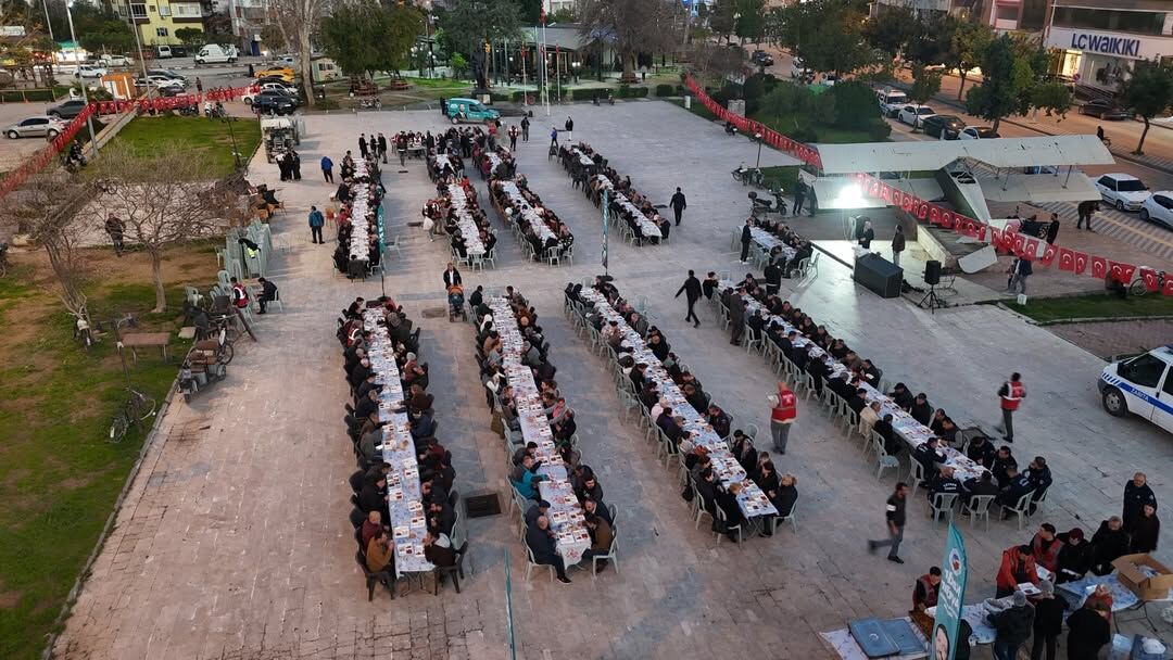Cumhuriyet Meydanı’nda Ramazan Sofrası Kuruldu (3)