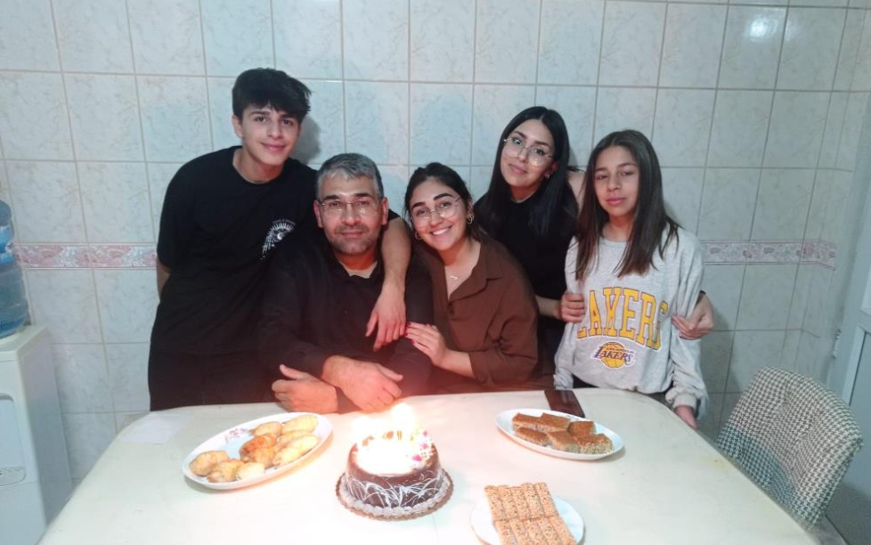 Depremde Ailesini Kaybetti, 04.17’De Mezar Başında Gözyaşlarına Boğuldu (1)