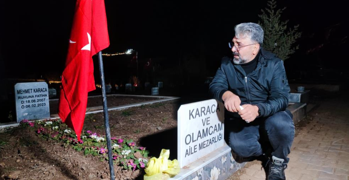 Depremde Ailesini Kaybetti, 04.17’De Mezar Başında Gözyaşlarına Boğuldu (5)