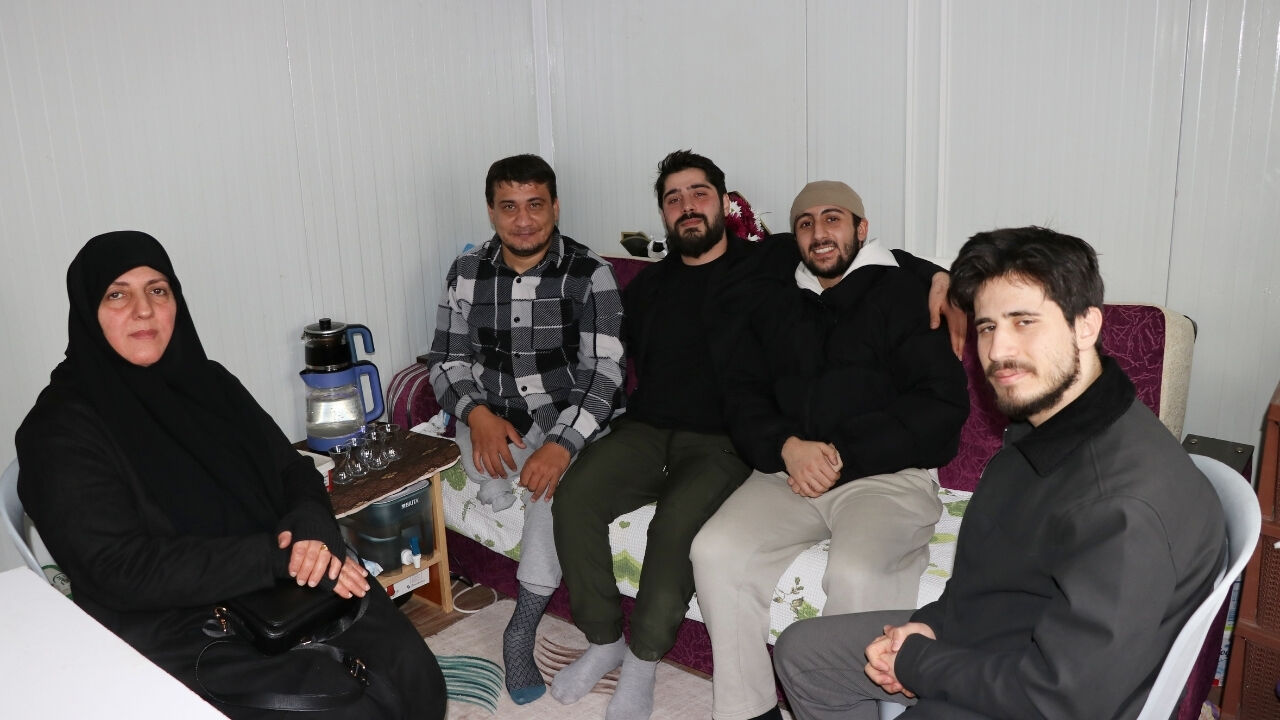 Depremden 149 Saat Sonra Enkazdan Çıkarılan Kişi, 3 Yıl Sonra Kendisini Kurtaran Ekiple Buluştu (1)