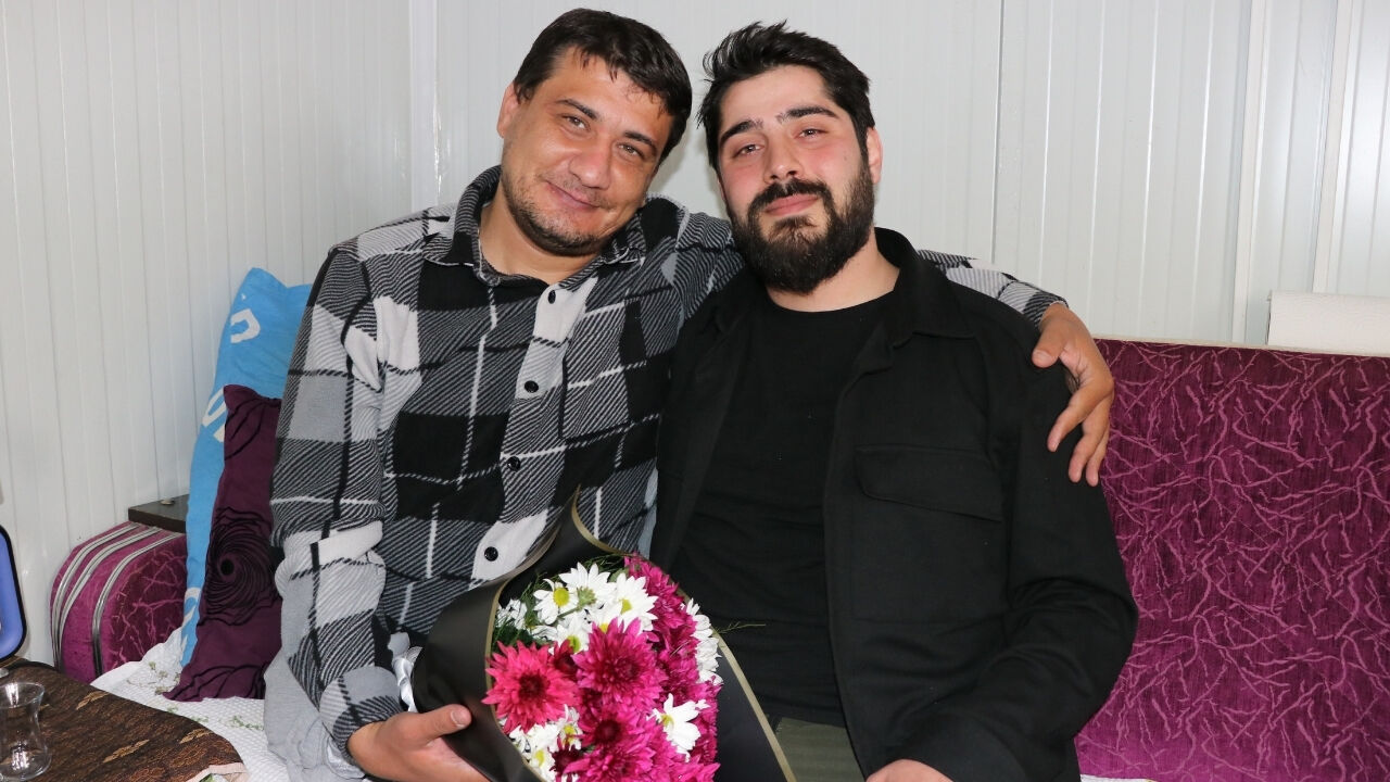 Depremden 149 Saat Sonra Enkazdan Çıkarılan Kişi, 3 Yıl Sonra Kendisini Kurtaran Ekiple Buluştu (2)