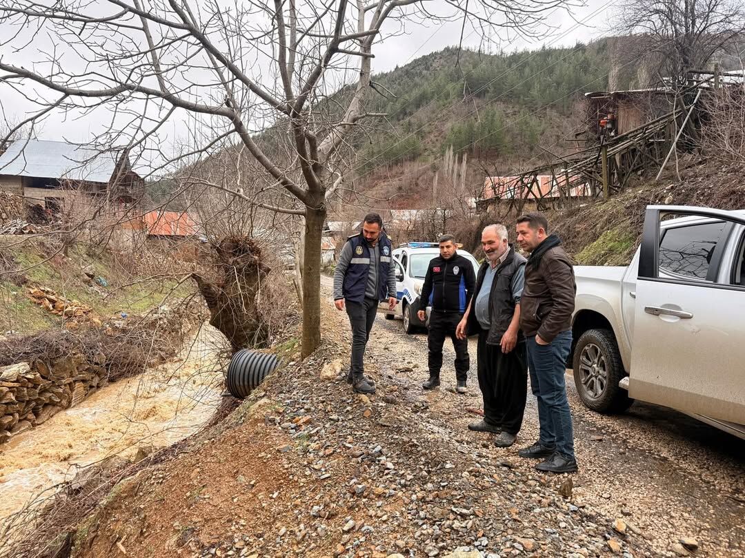 Feke’de Sağanak Ve Heyelan Alarmı Başkan Özen Sahada İncelemelerde Bulundu (2)