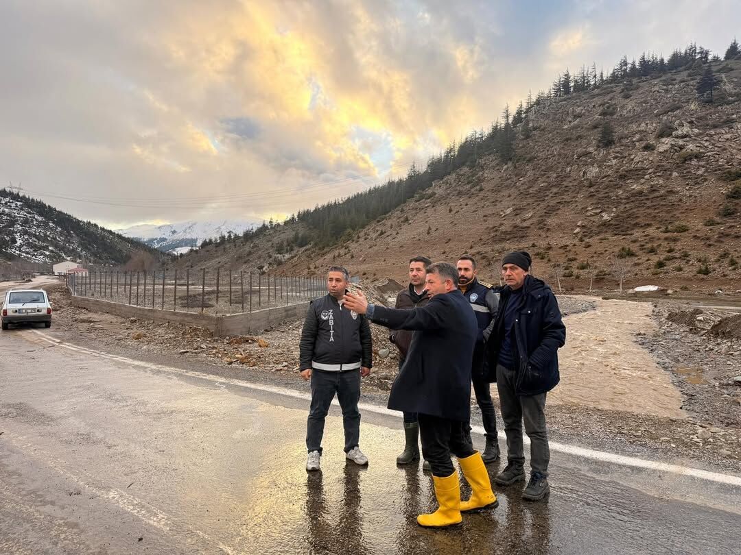 Feke’de Sağanak Ve Heyelan Alarmı Başkan Özen Sahada İncelemelerde Bulundu (3)