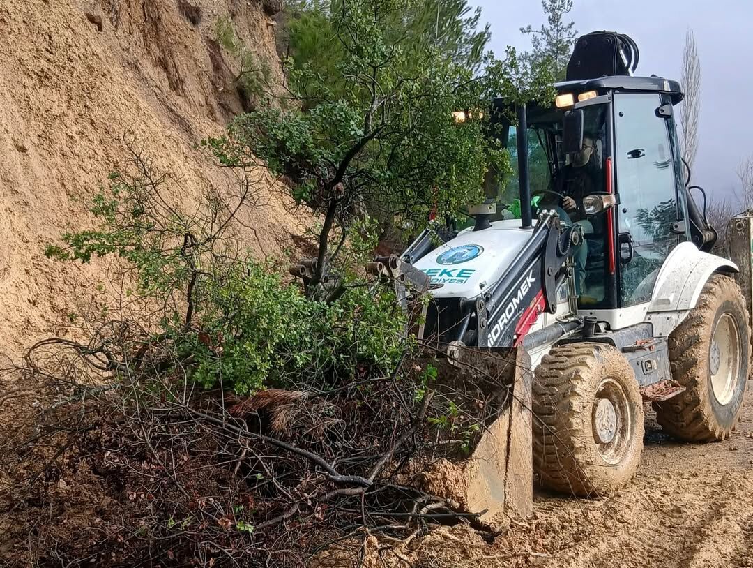 Feke’de Sağanak Ve Heyelan Alarmı Başkan Özen Sahada İncelemelerde Bulundu (4)